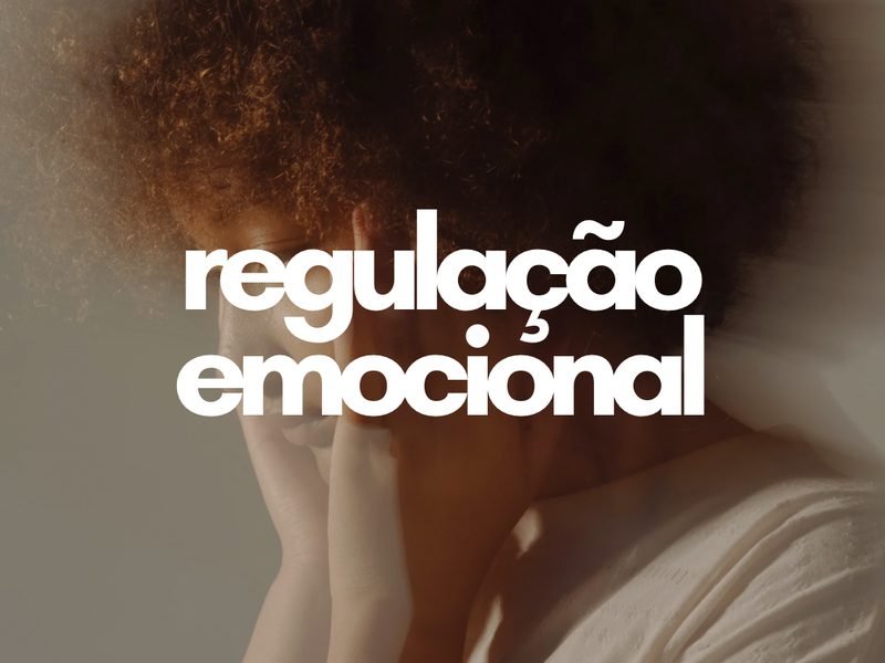 Mulher com as mãos no rosto e a expressão regulação emocional